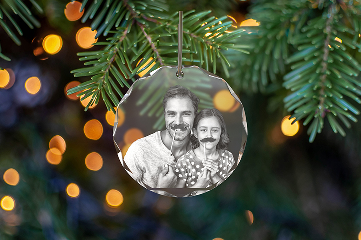 A picture of a father and daughter engraved in a 2D photo crystal ornament
